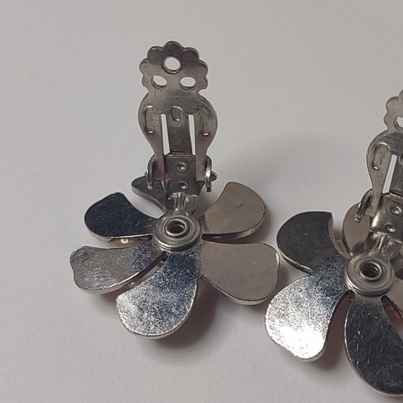 Vintage Metal Clip On Flower Earrings - Picture 10 of 10